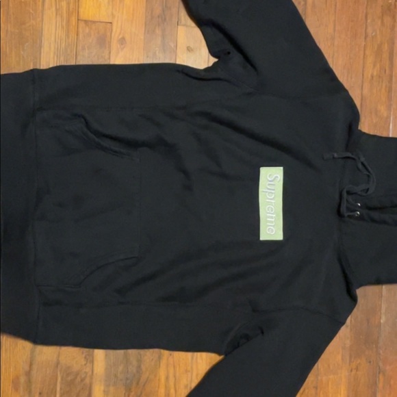 Supreme Hoodie Medium badass but don’t fit me anymore. Sells to the best offer - Picture 1 of 4